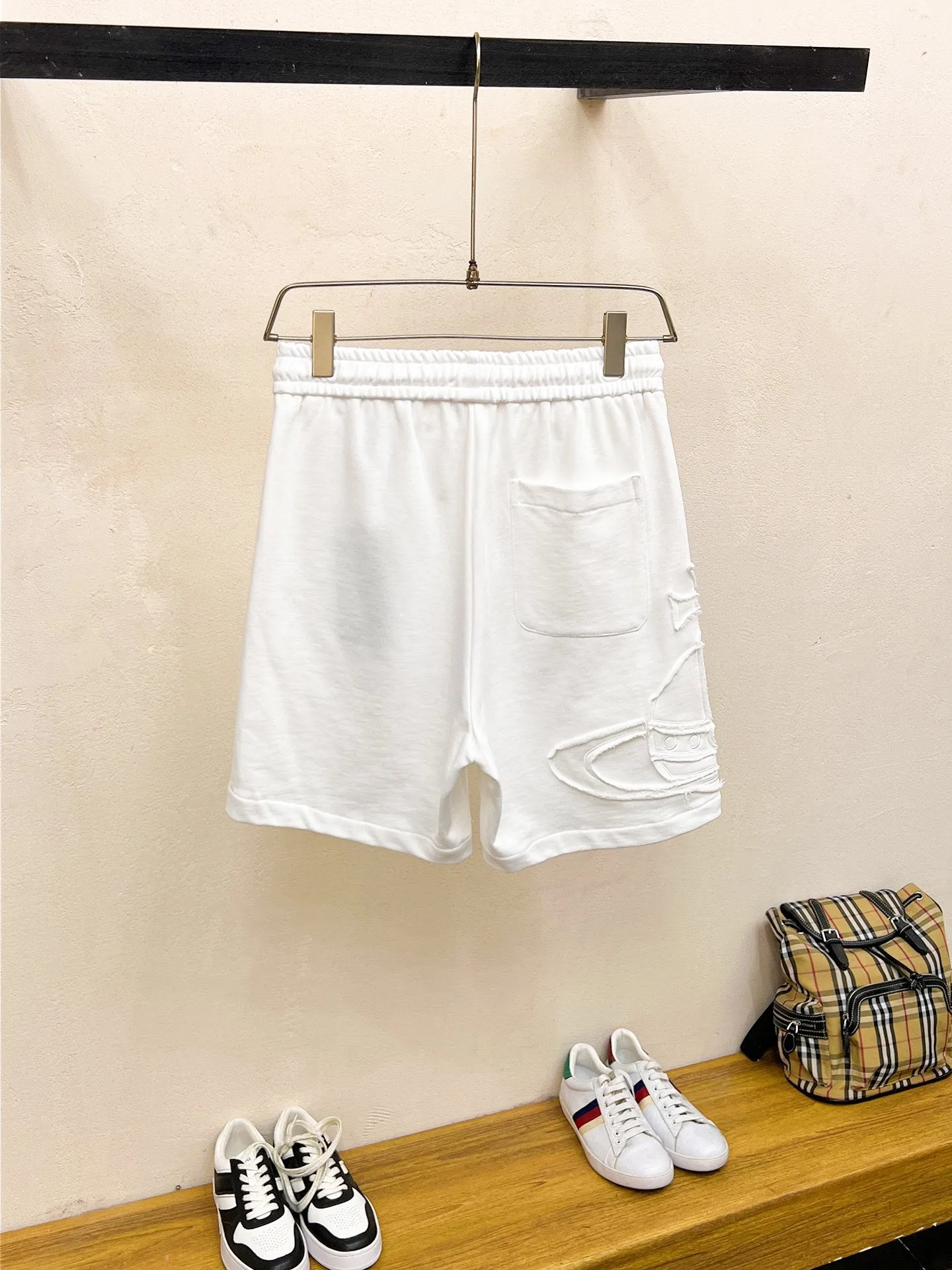 The Queen Mother's three-standard complete 2026 summer New Arrival men's casual shorts, advanced custom-made fabric Breathable fabric, Breathable elasticity and comfort, impeccable details, top-grade accessories, original logo design concept, delicate and soft feel! The upper body fit is awesome! Size: M-XXXL Please state your height and weight when ordering